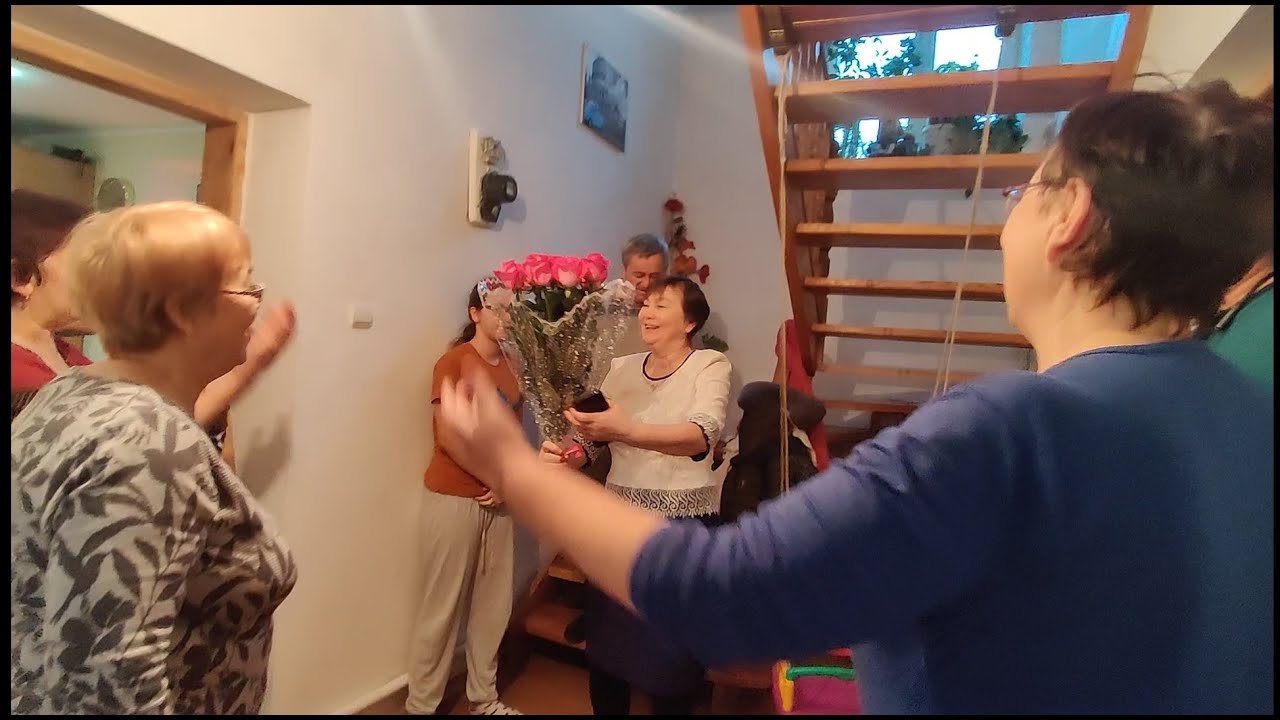 С утра начинаются поздравления с юбилеем.