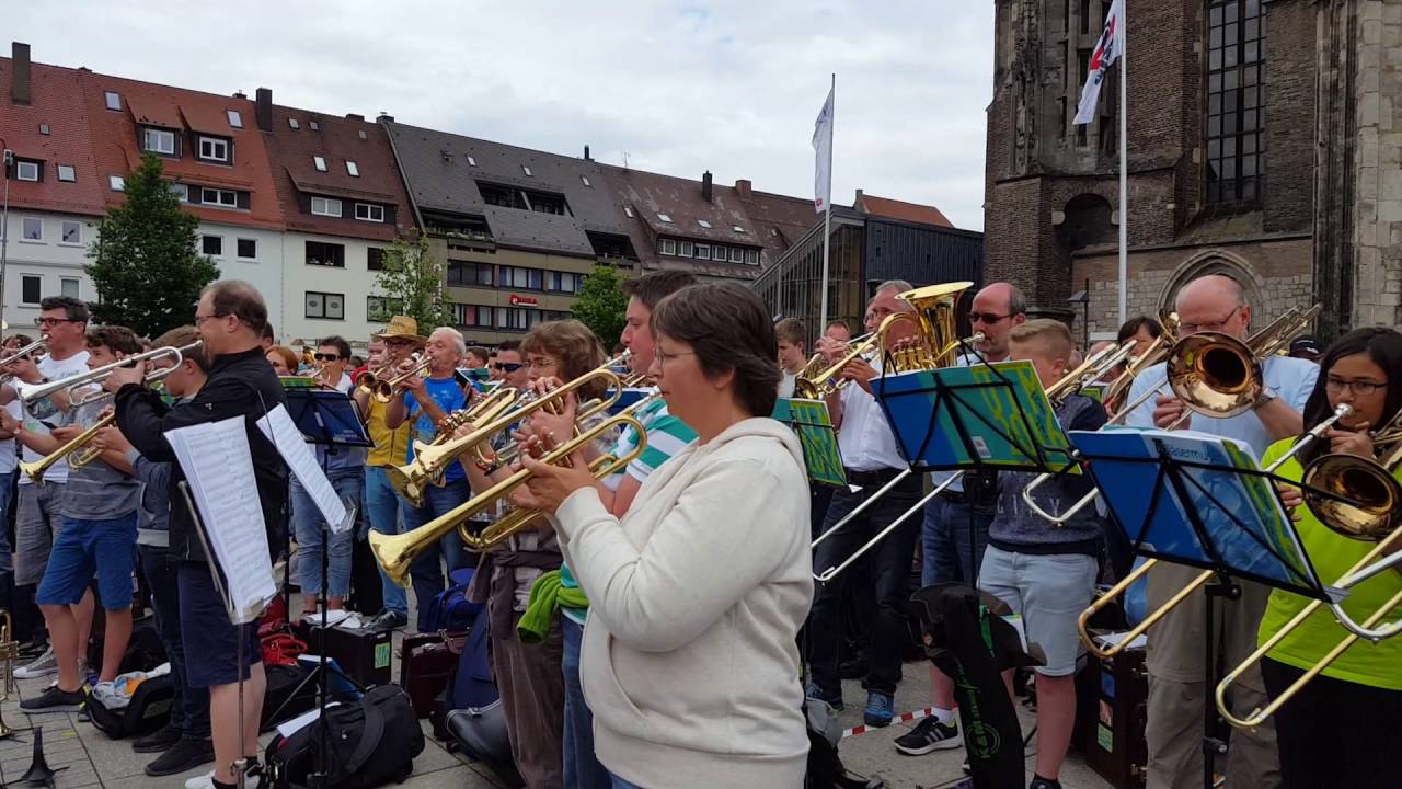 Landesposaunentag in Ulm, Schlussfeier mit 7000 Bläserinnen und Bläser auf dem Münsterplatz