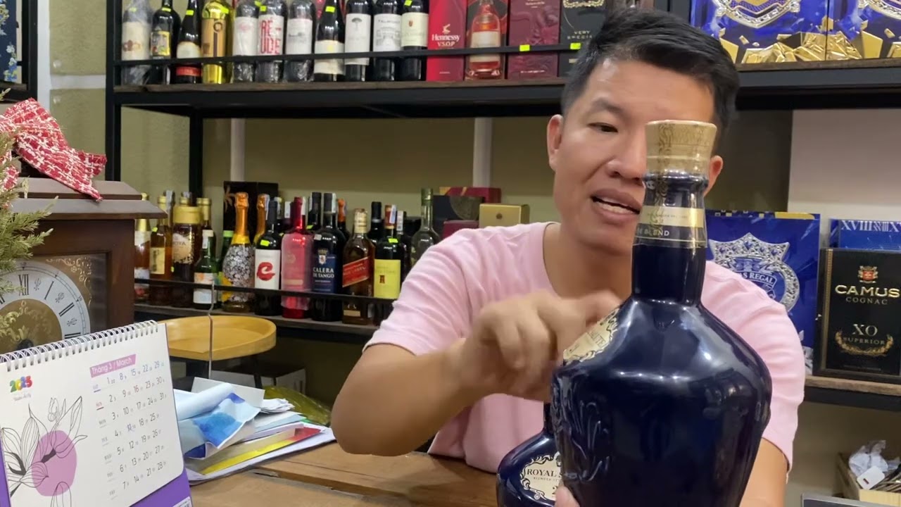 Chai rượu Chivas 21 giả bên ngoài sẽ nhìn như thế nào? Ba cách phân biệt Chivas 21 thật giả.