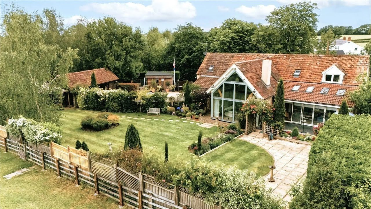 🏡 Echo Lodge Farm, Brinkworth 🏡