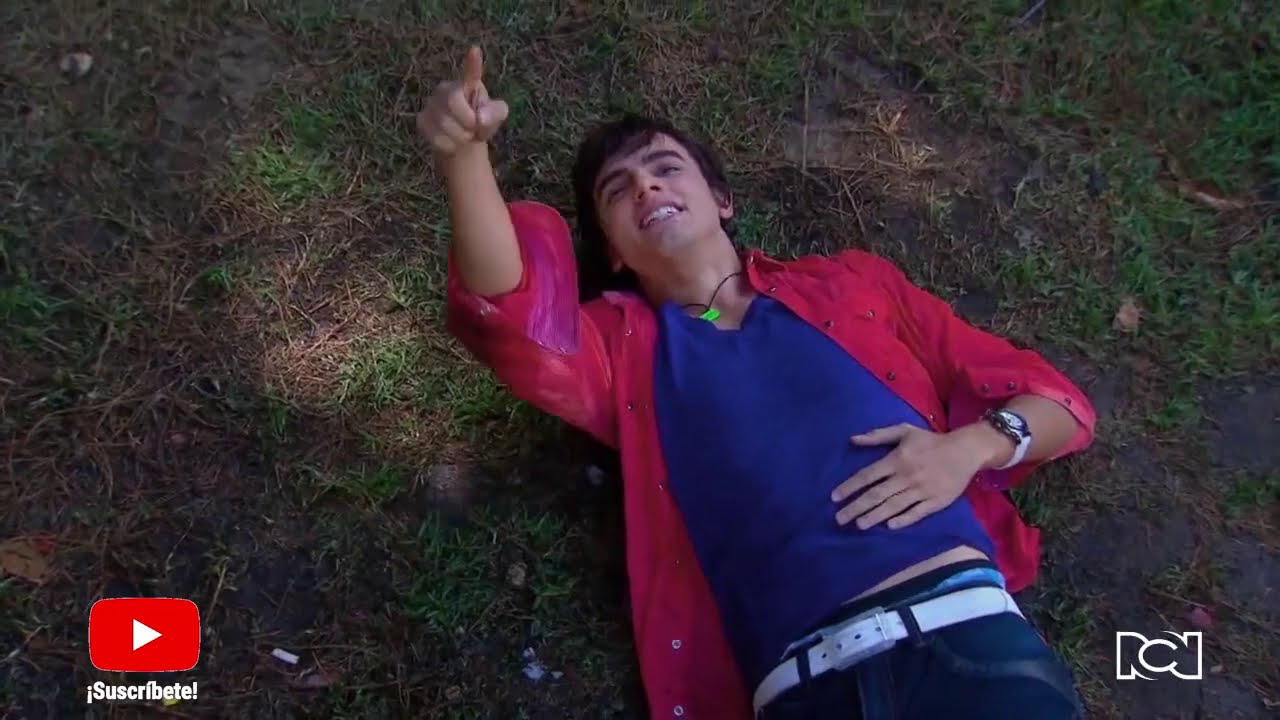 Max trata de verse con Daisy a escondidas, pero termina empapado | Chica Vampiro