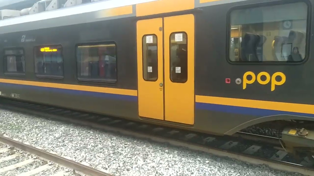 Treno pop Regionale 9987 Bari Centrale - Lecce in Arrivo alla Stazione di Fasano #Fasano