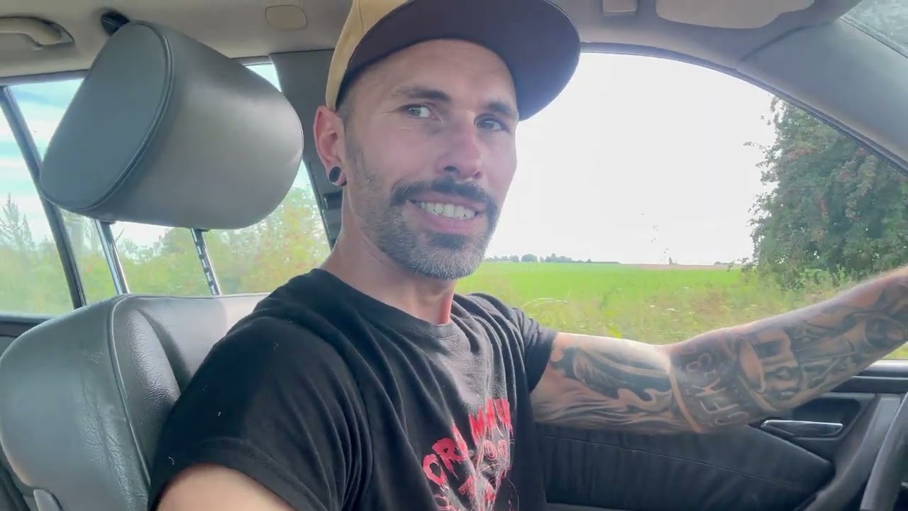 on decouvre un truc dans le coffre d'une voiture abandonn&eacute;&eacute;!!