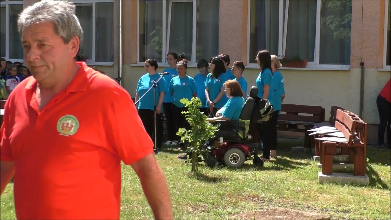 iskolakj: Iskolakert avató