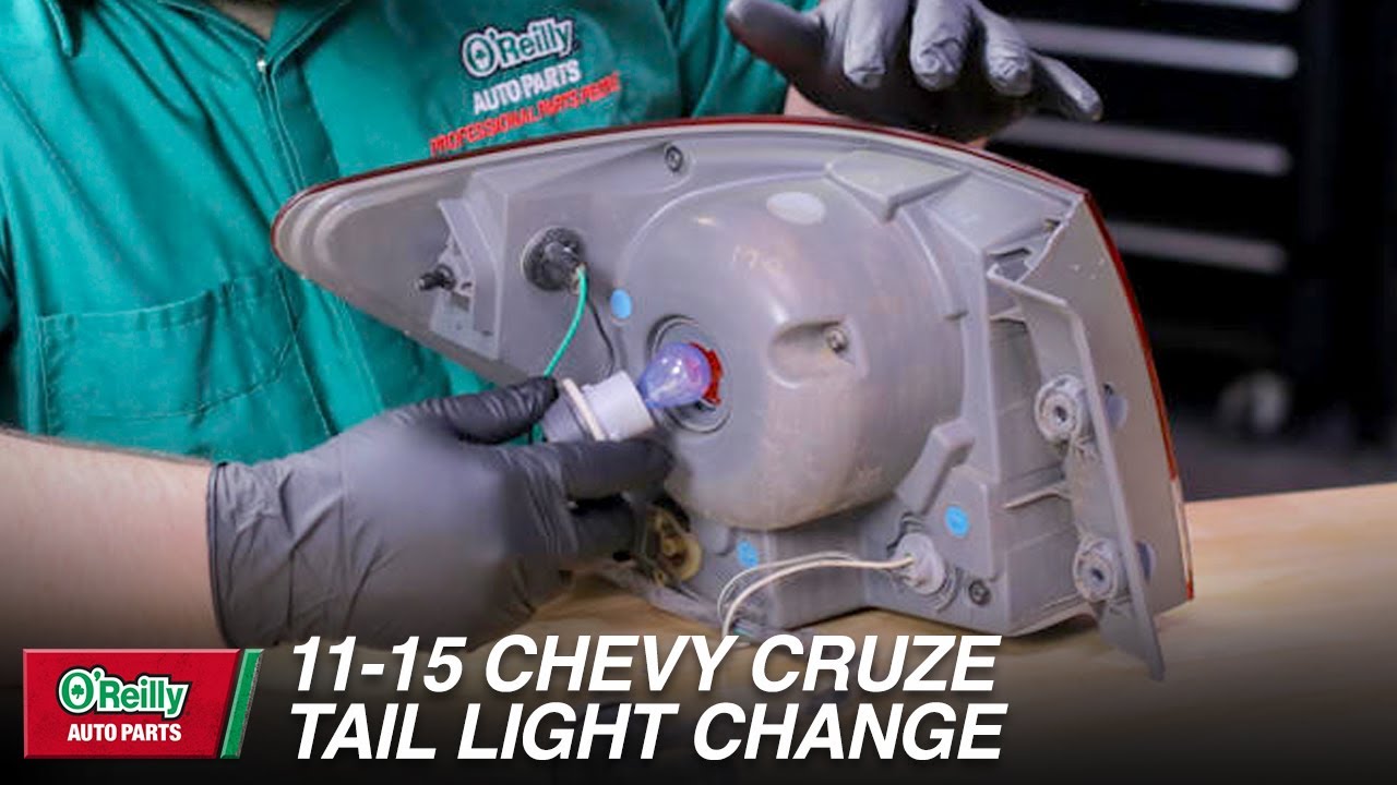 Как снять и заменить задний фонарь на Chevrolet Cruze 2011–2015 годов выпуска