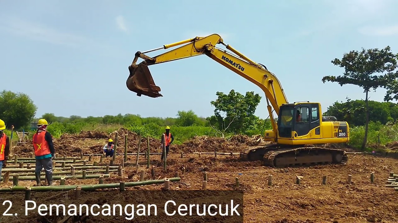 PROSES PEMASANGAN PONDASI CERUCUK BAMBU