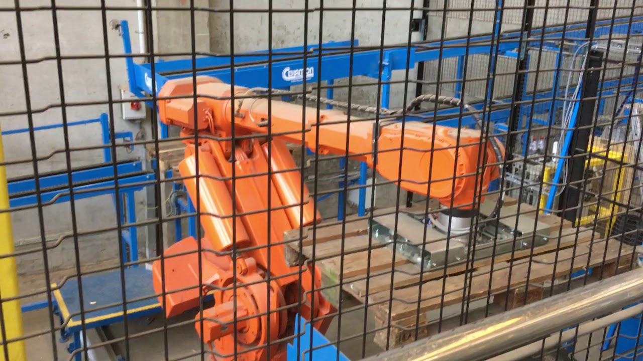 Pallet stripping with a Robot