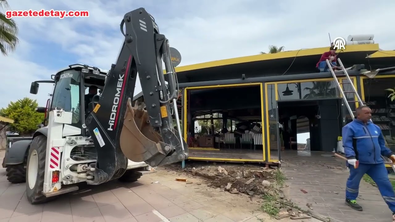Fethiye’de ruhsatsız eklentiler iş makineleriyle kaldırılıyor