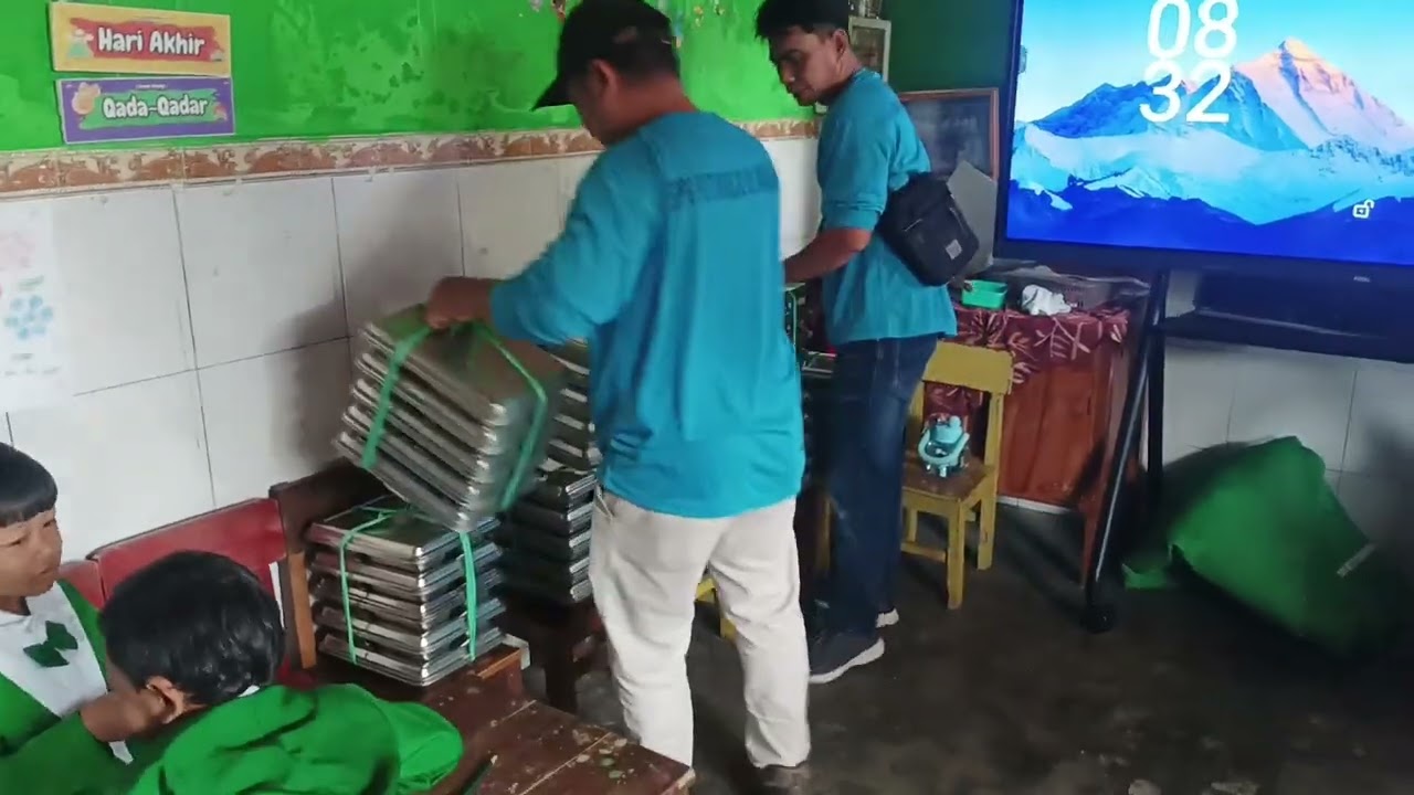 Siswa Berbahagia Menyambut MBG Pertama Kali 