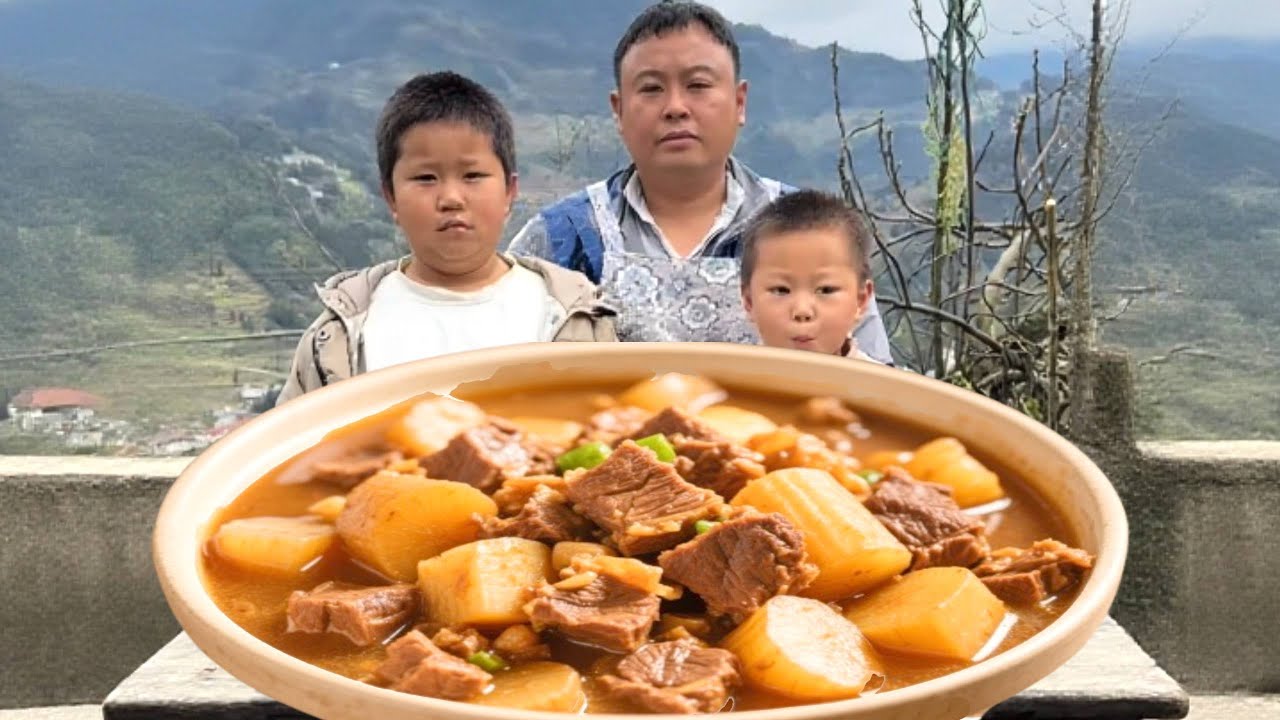 懂事儿子心疼爸爸干活辛苦，不仅跟爸爸一起干活，还会腌泡菜，真是太厉害了！#亲子 #萌娃 #美食 #农村