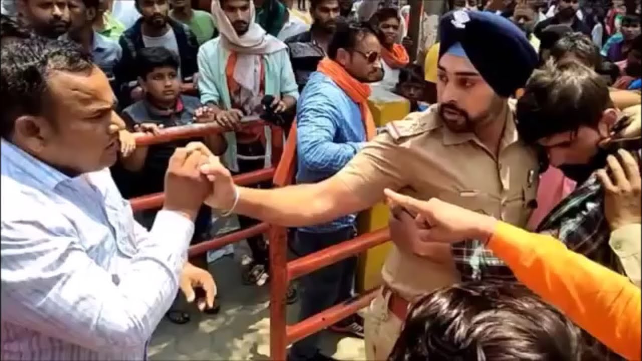 Sikh police officer saves Muslim man from lynching by Hindus | SinghTv