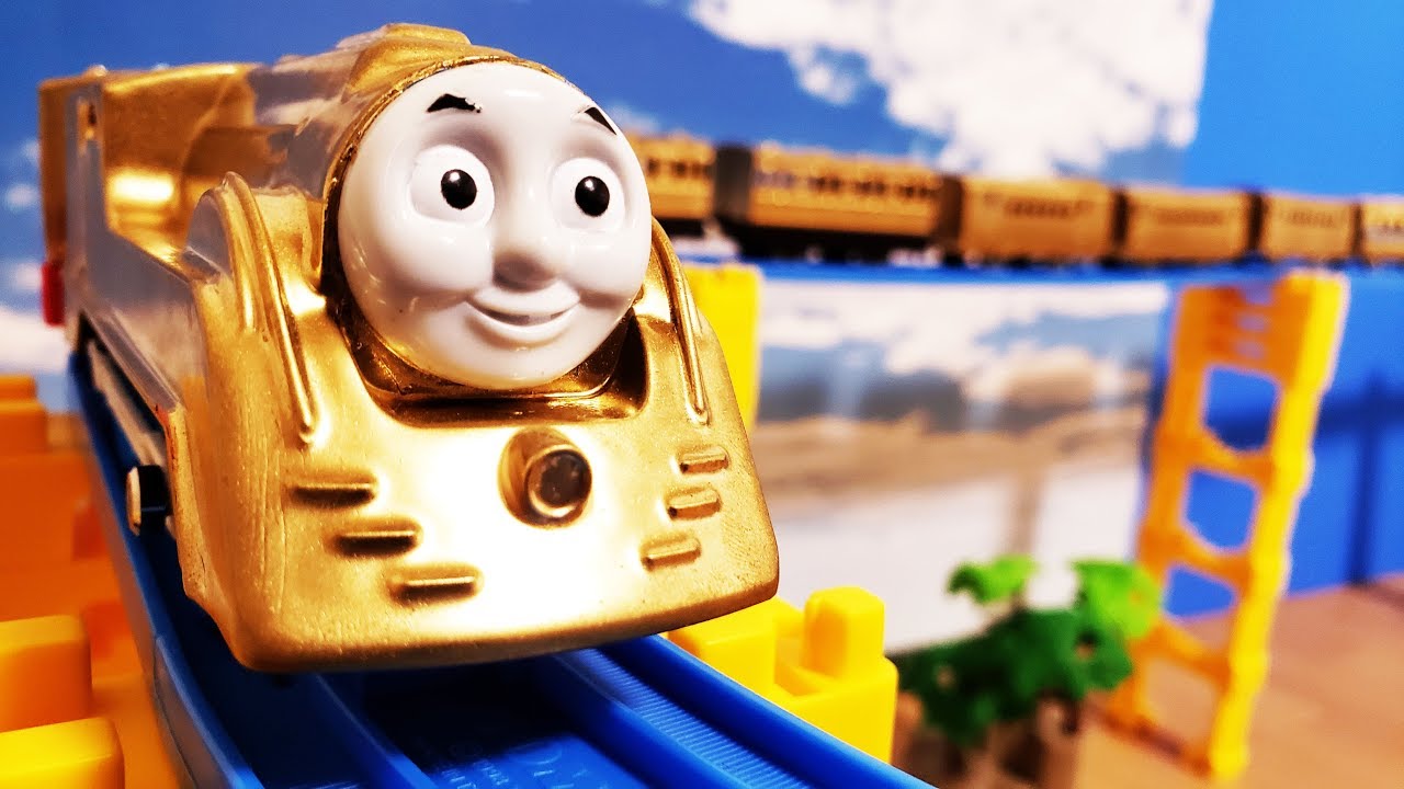 プラレール きかんしゃトーマス 金の流線形トーマスがヒロや新幹線E5系はやぶさ、ドクターイエローの中間車、炭水車と連結して曲線踏切やぐらぐら橋を通るよ hifumitoy