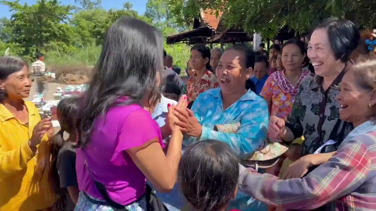សប្បាយចិត្តបានចូលរួមចែកអង្កជាមួយអ៊ុំមកពីUSA By Pou Vot