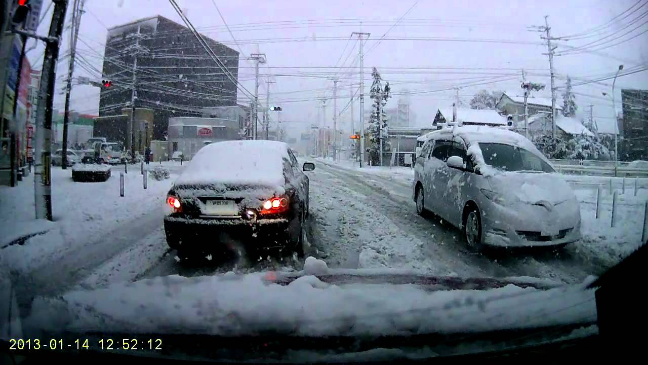 2013年1月14日大雪でスタックする車多数＠川崎市多摩区堰
