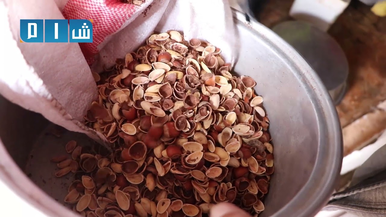 بلا بطارية... مدافئ القشور بديل السوريين للتدفئة في شمال إدلب