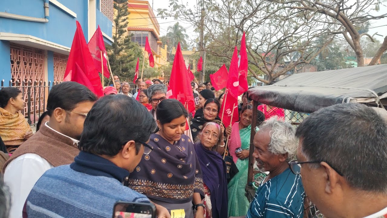 বাড়ি বাড়ি মীনাক্ষী গিয়ে কি বলছে? নবগ্রামে বাড়ি বাড়ি পৌঁছে যাচ্ছে বামেরা। #cpim #banglabachaoyatra 