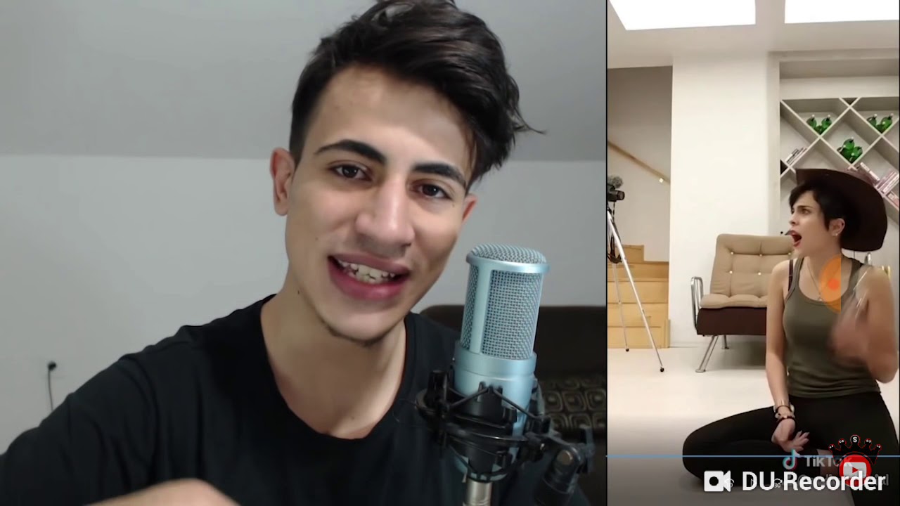 Siyah giyen gen&ccedil; sevgilimin tik tok videolarını izliyorum.