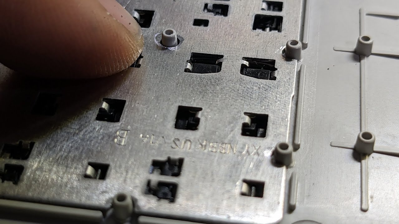 REMPLACER UN CLAVIER PC PORTABLE : L'ENFER DES RIVETS THERMO SOUDÉS 😭