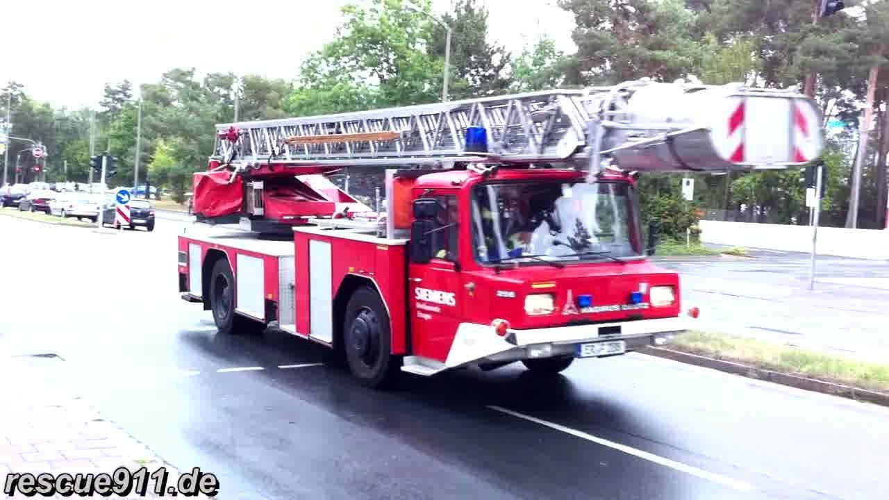 Person droht zu springen - Alarmfahrt Einsatzkräfte Erlangen