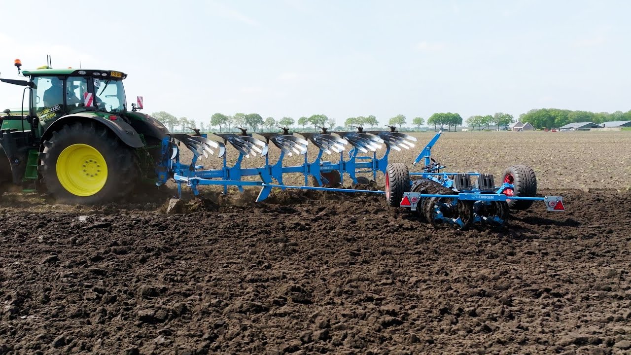Lemken Juwel 8i On-land ploeg met VarioPack WD70 vorenpakker + John Deere 6R 215 In Actie