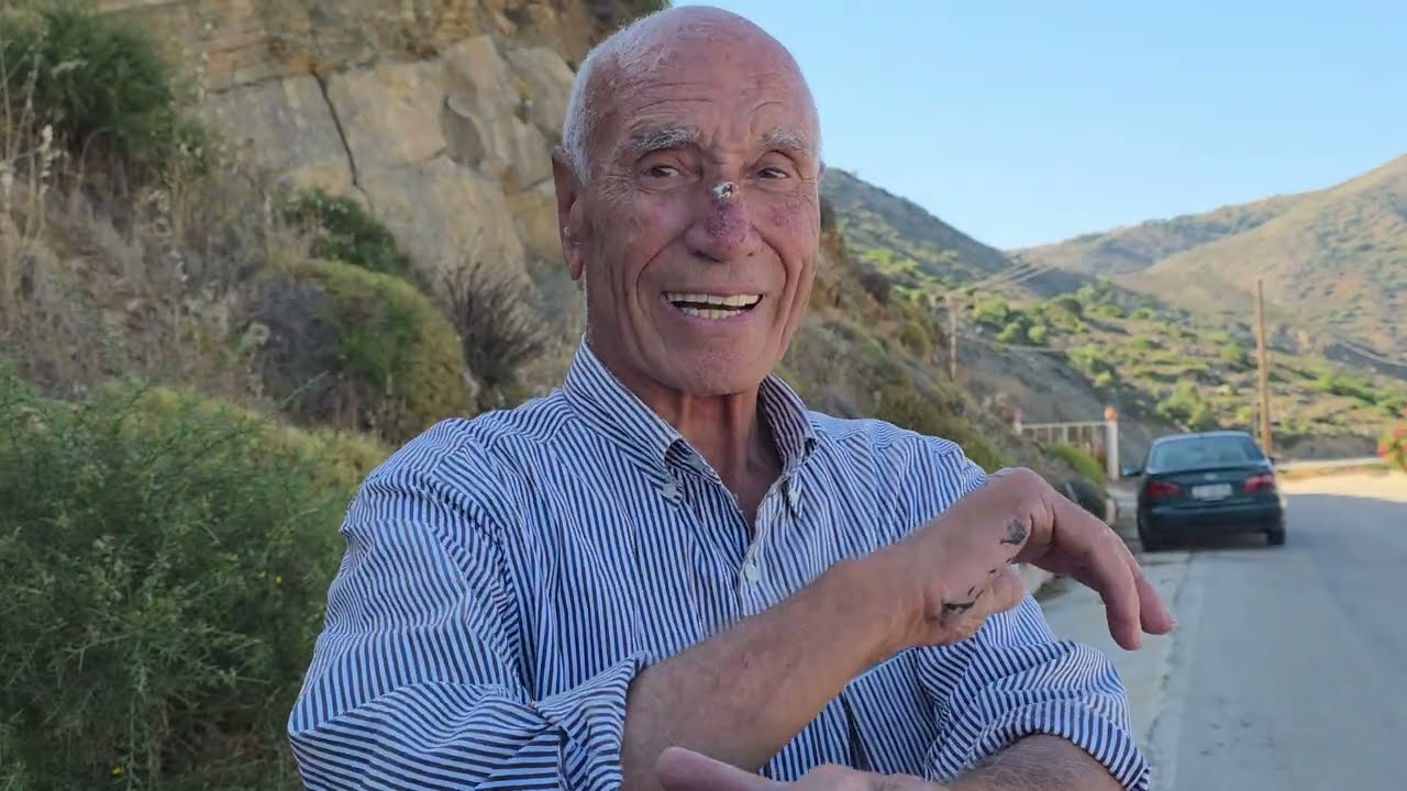 Στο χωριό Σποα Καρπάθου συνάντησα τον Μιχάλη που μου είπε την ιστορία του για  την εκκλησία 