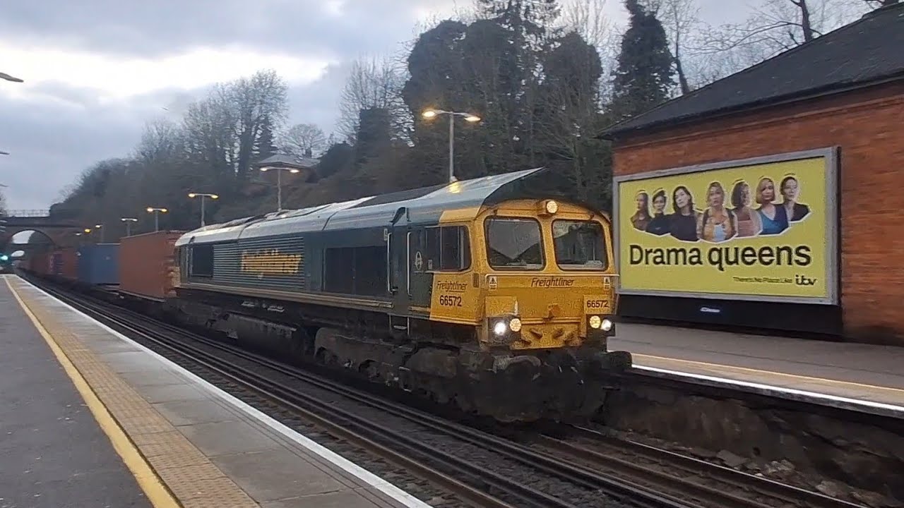 66572 passes Winchester heading for  Leeds Freightliner Terminal from Southampton MCT