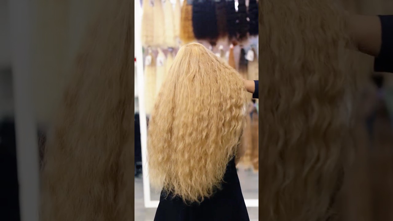 Замедленная съемка переворачивания светлых прядей наращенных волос.