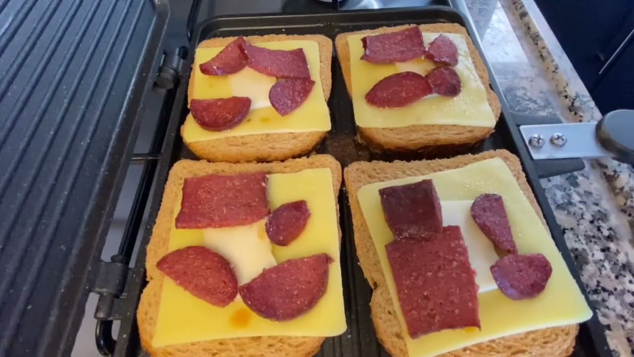 Ocak üstü tost makinesinde tost