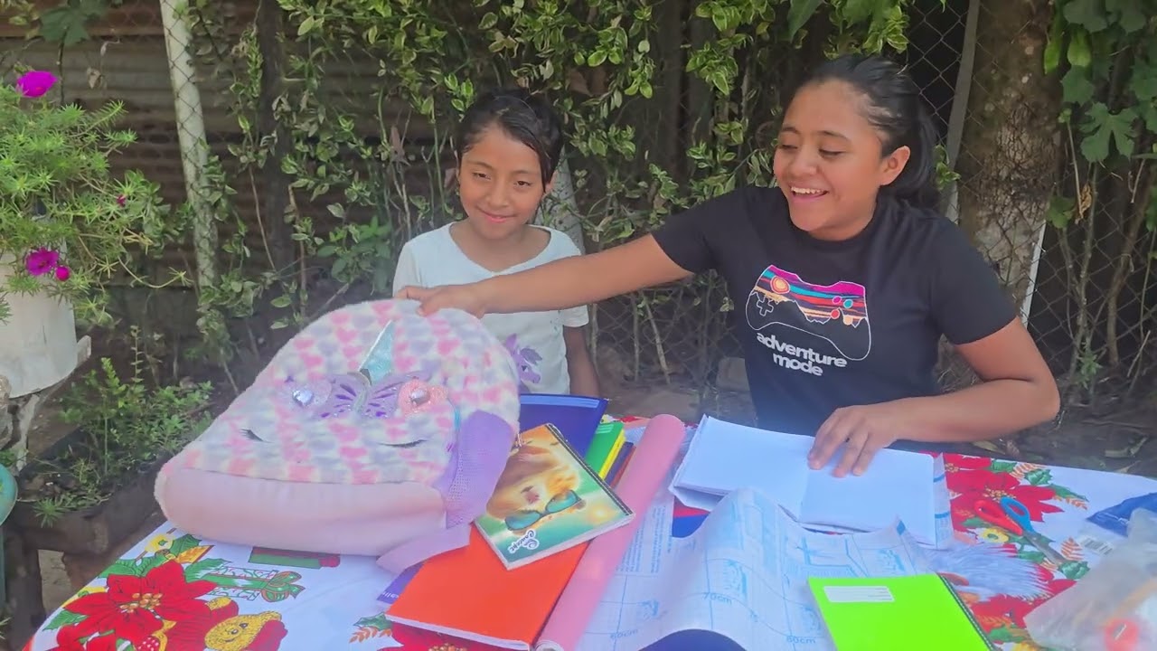 Brenda Y El Grupo Ayudan a Keyla a Forar Todos Sus Cuadernos 