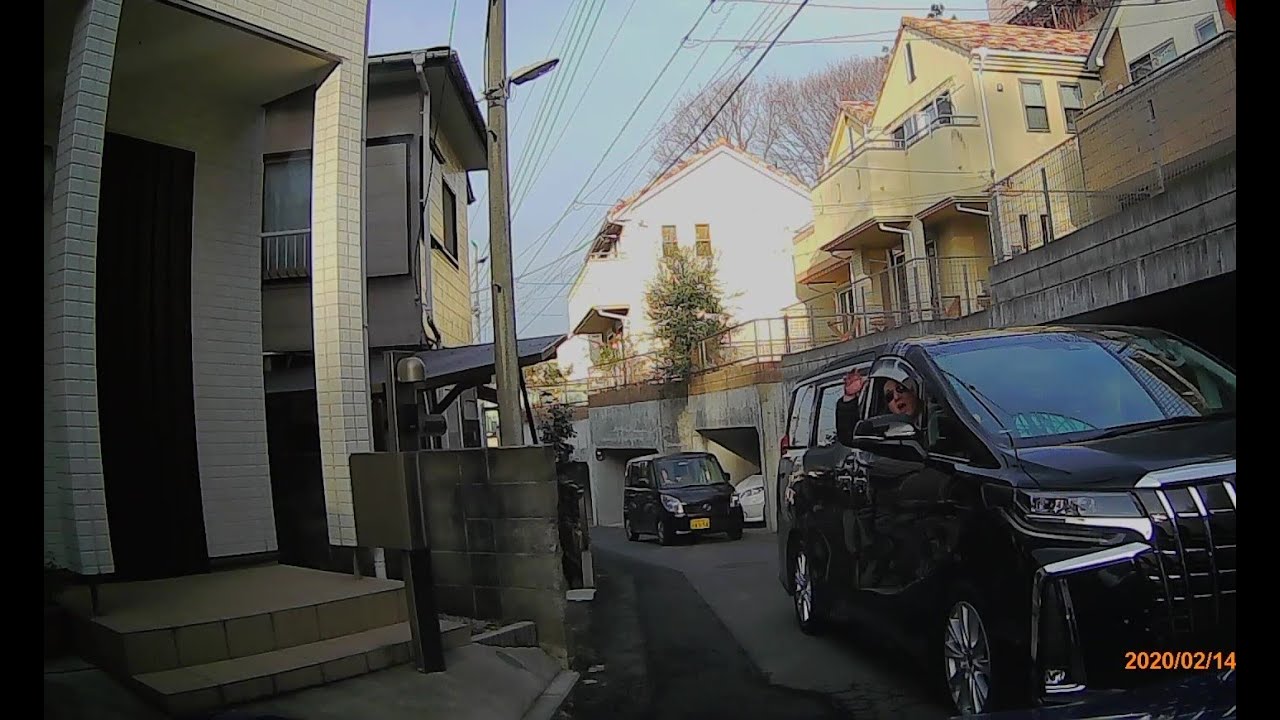 狭い路地でのすれ違い