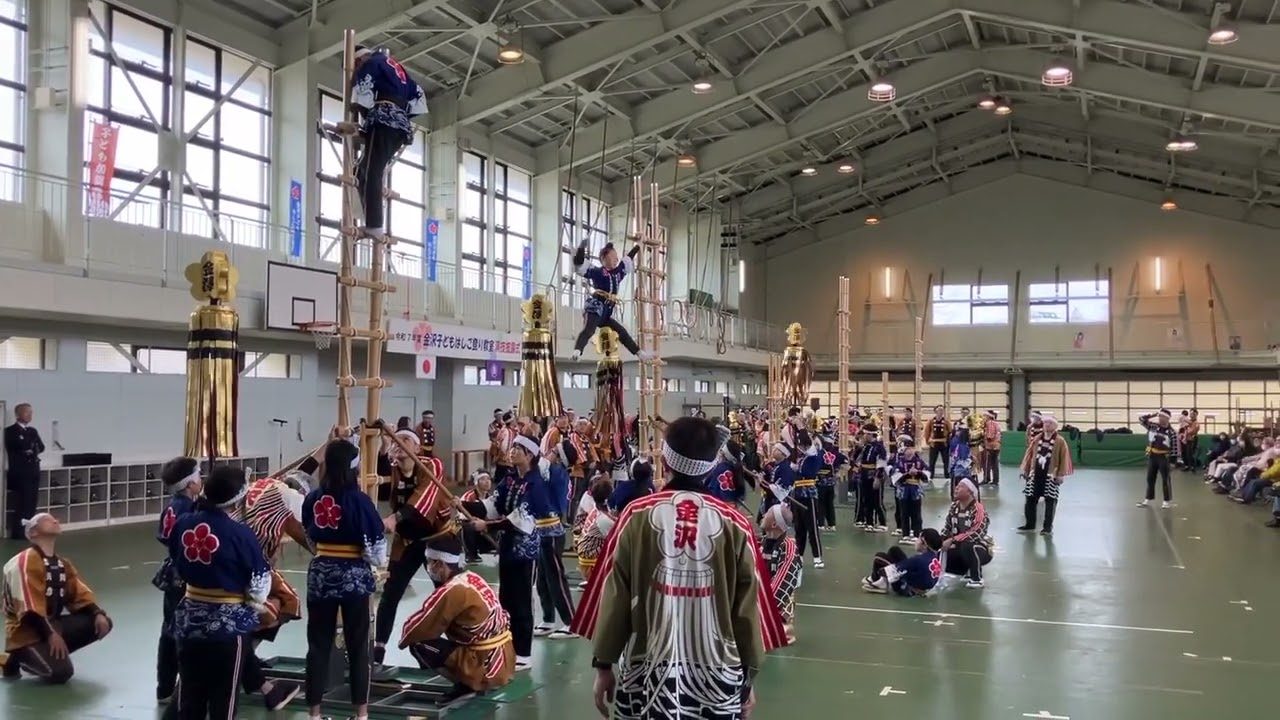 石川県消防学校で金沢子どもはしご登り教室の児童40人が演技を披露