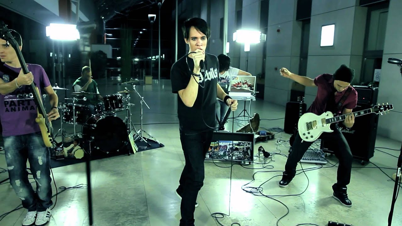 moulin rose - Don't wake me up (official music video)