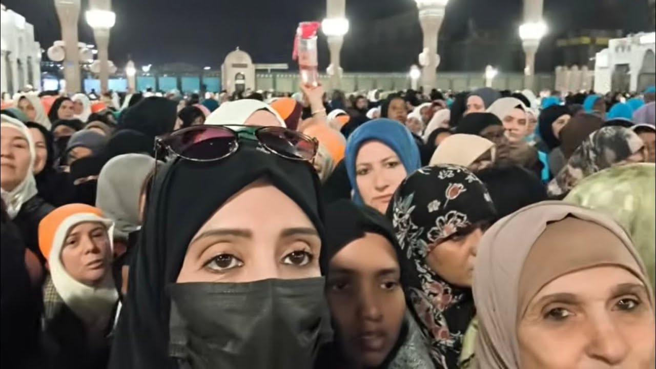 دخلت أنا وأمي الروضة الشريفة بدون حجز نسك 🤍 ضاع حذاء أمي فالزحام 😅 اتعشينا واتمشينا وبخرنا متابعينا