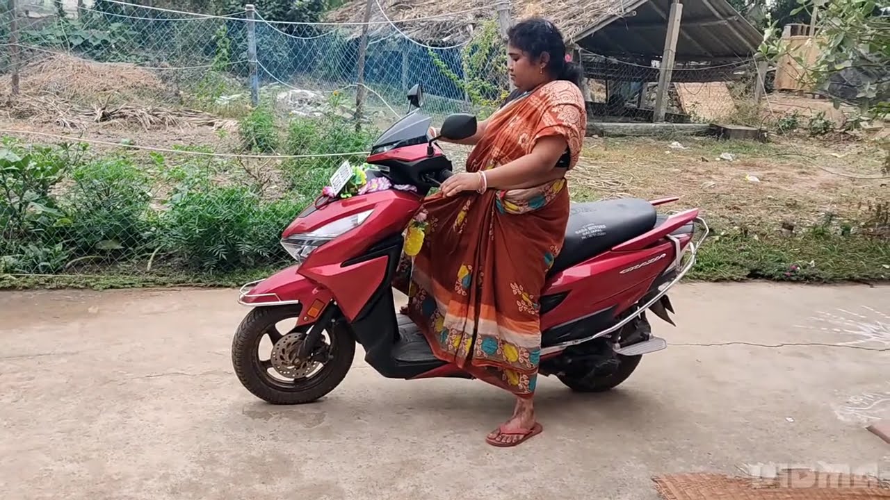##ଦିଦି scooty ଚଲେଇ ଶିଖୁଚି!!!!ରାସ୍ତା ରେ first time