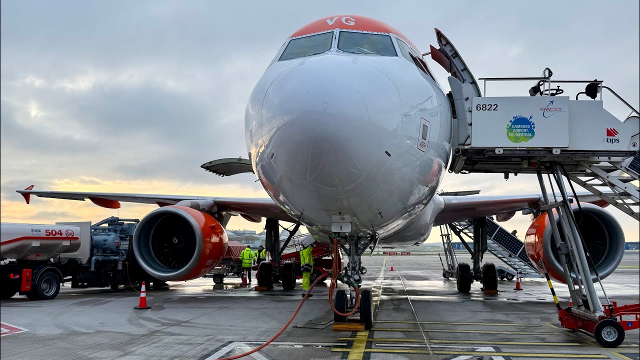 Easyjet Airbus A319 wet landing at Hamburg Airport