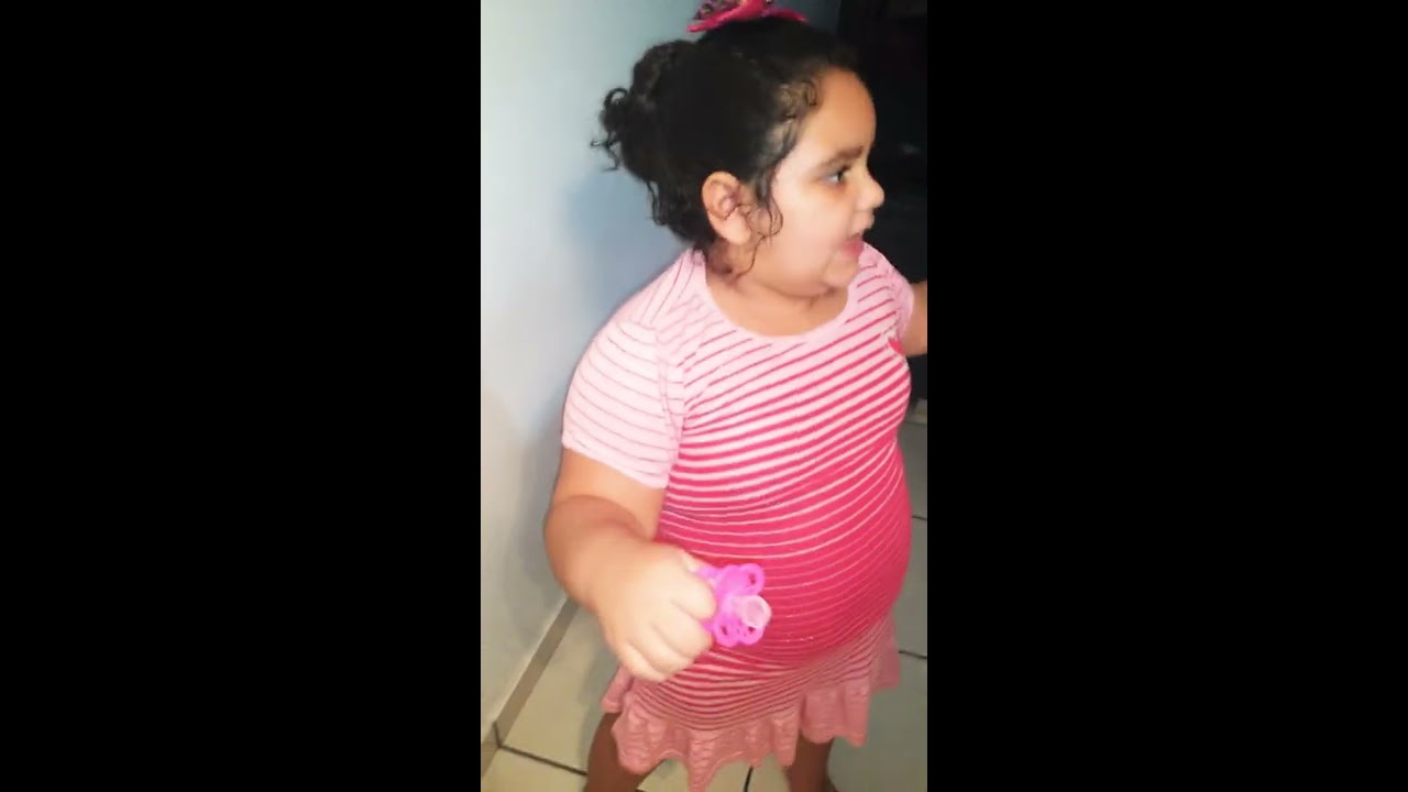 Yasmin vai parar de chupar chupeta??? (se ela conseguir ela ganha uma barbei color Reveal surpresa)