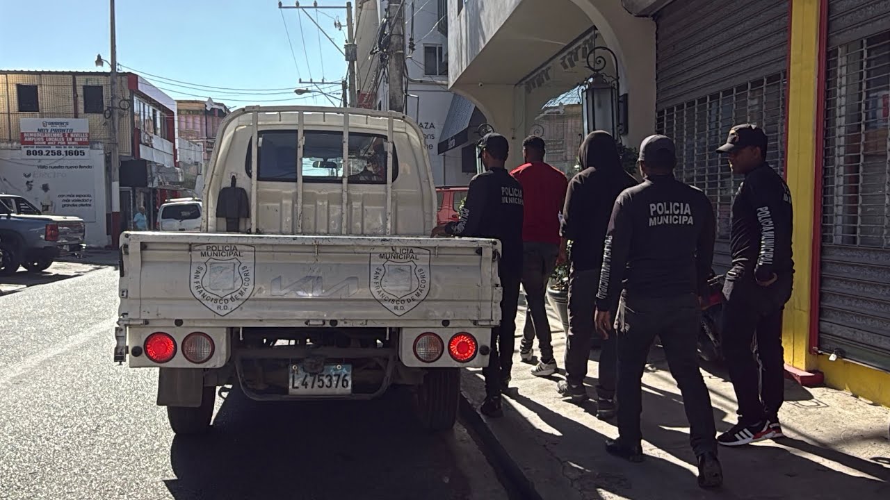 Le ponen candado a varios vehículos en un operativo del Ayuntamiento,organizando el tránsito en SFM 