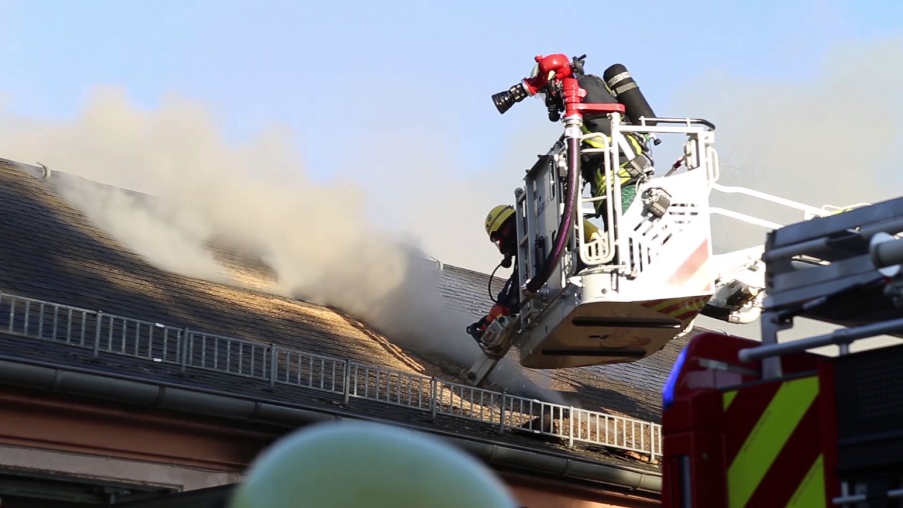 Feuer in Saarburg: Lagerhalle brennt, Asylbewerberheim evakuiert