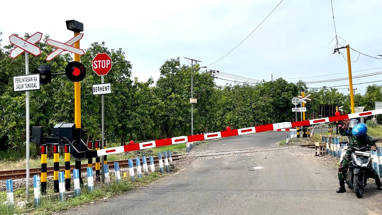 DIANGKAT?, Perlintasan Kereta Api Oro Oro Ombo Pasuruan, Jawa Timur