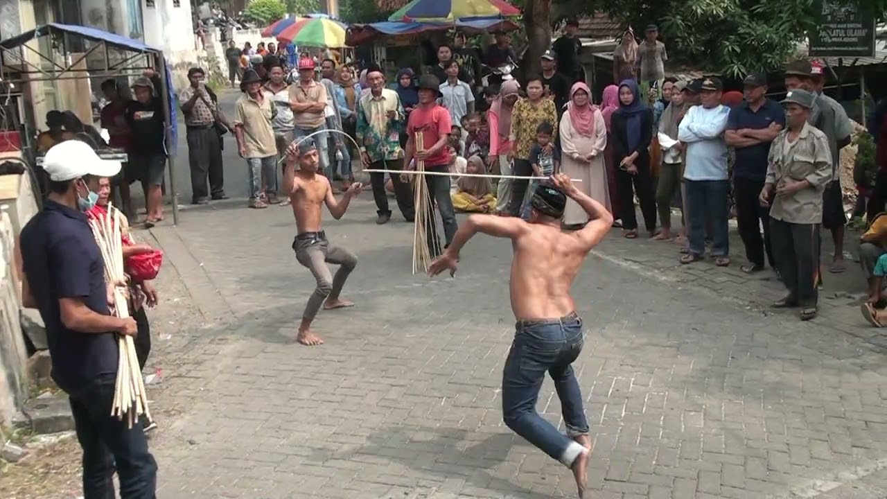 yang punya hajatan sampai ikut turun tangan ...  