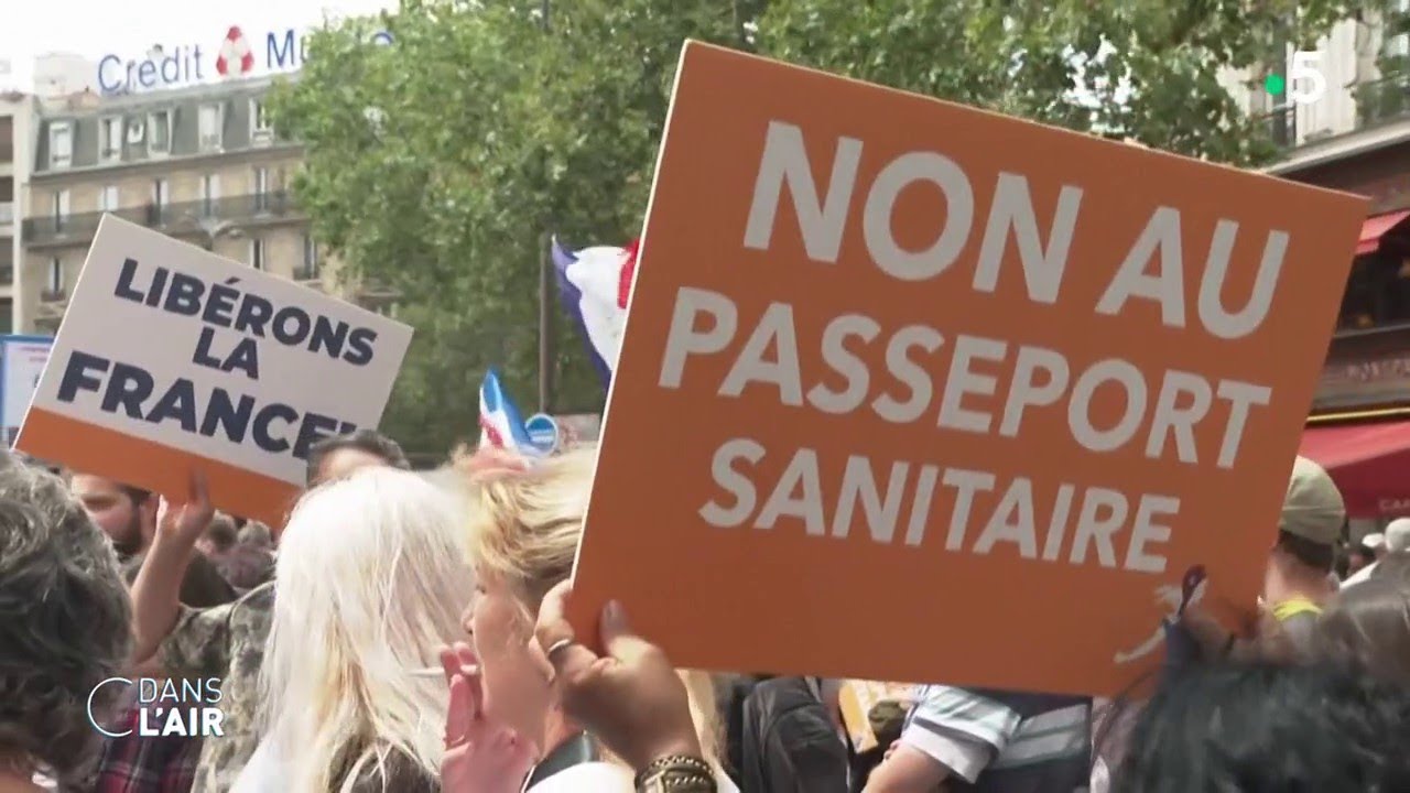 Macron r&eacute;pond aux anti-passe sanitaire - reportage #cdanslair 09.08.2021