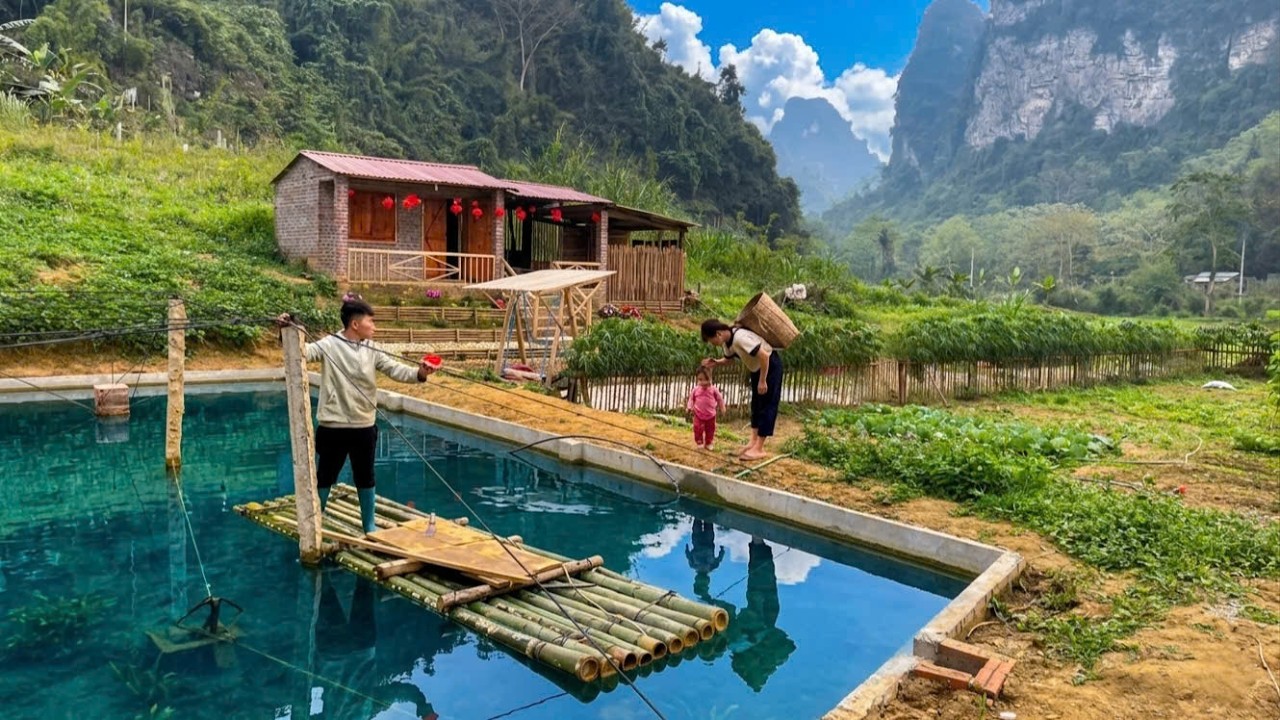 Huyen went to pick vegetables to sell, Su stayed home to clean the pond: Hard work but fun.