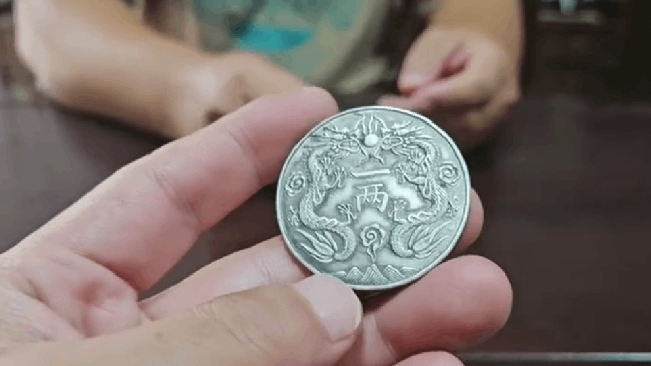 小伙不想努力了，把爷爷珍藏的银元拿出来了，真能让他一夜暴富吗？
