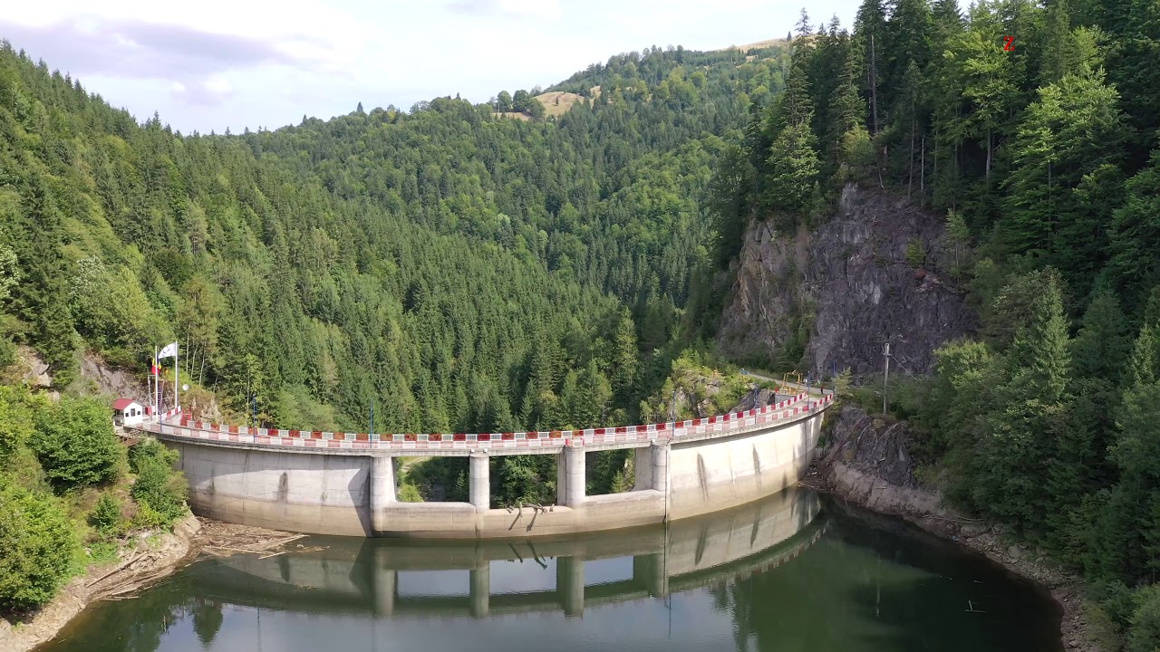 Barajul sau lacul Canciu, de pe Raul Mare Cugir, aproape de Poarta Raiului in Muntii Sureanu