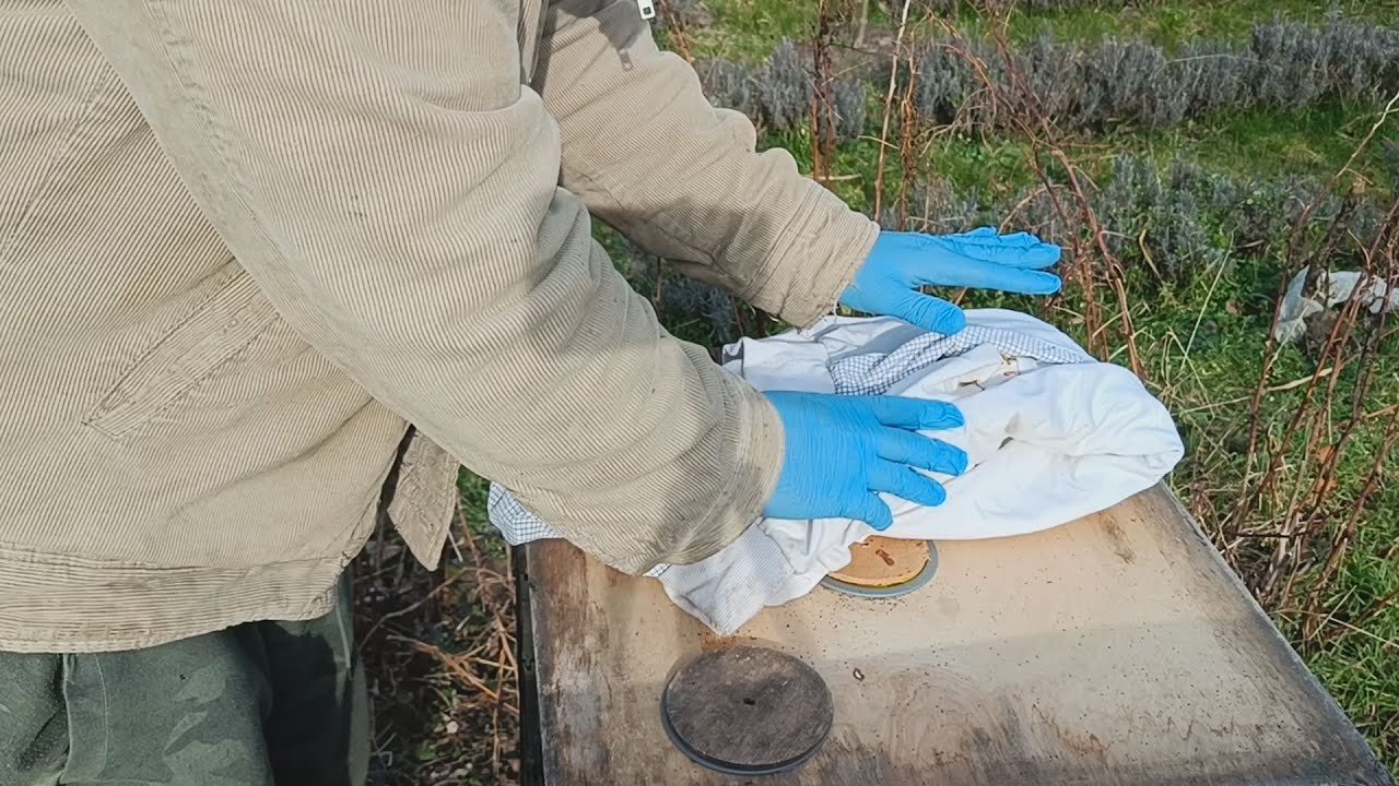 Ocieplanie uli i zamykanie dennic na przedwiośniu