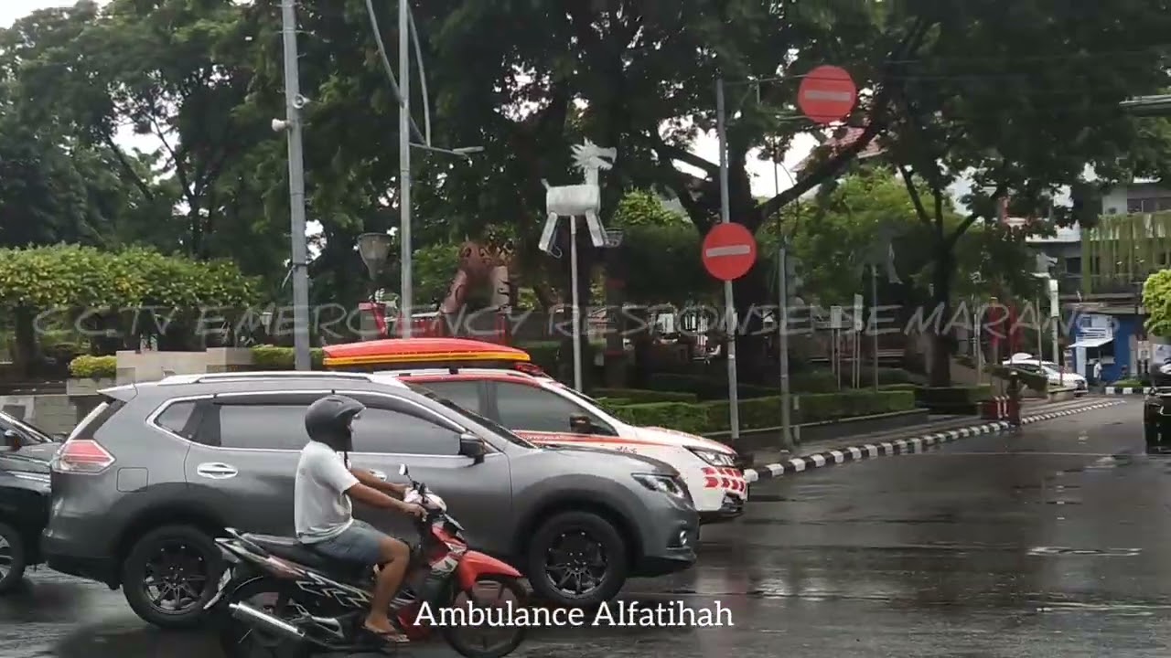 KUMPULAN KENDARAAN AMBULANCE DAN POLISI YANG MELINTAS DI SEMARANG