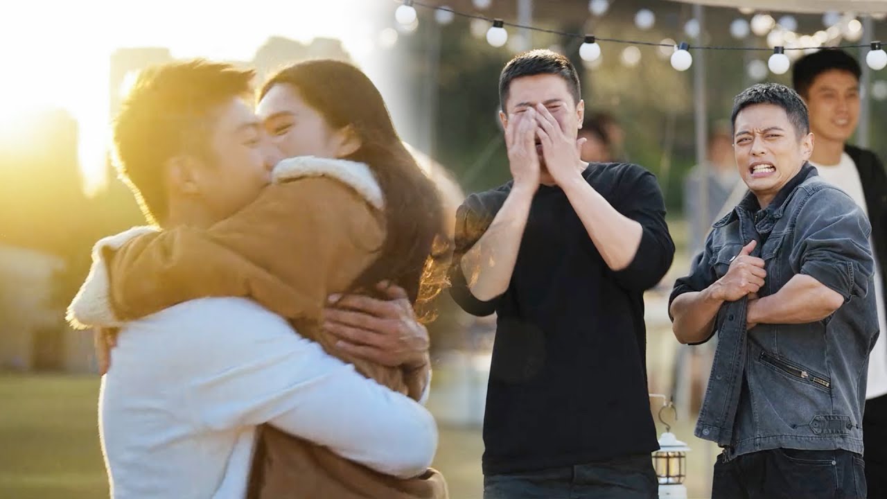 ซินเดอเรลล่าทำให้ซีอีโอประหลาดใจและกอดเธอแน่น ทำให้ทุกคนอิจฉา