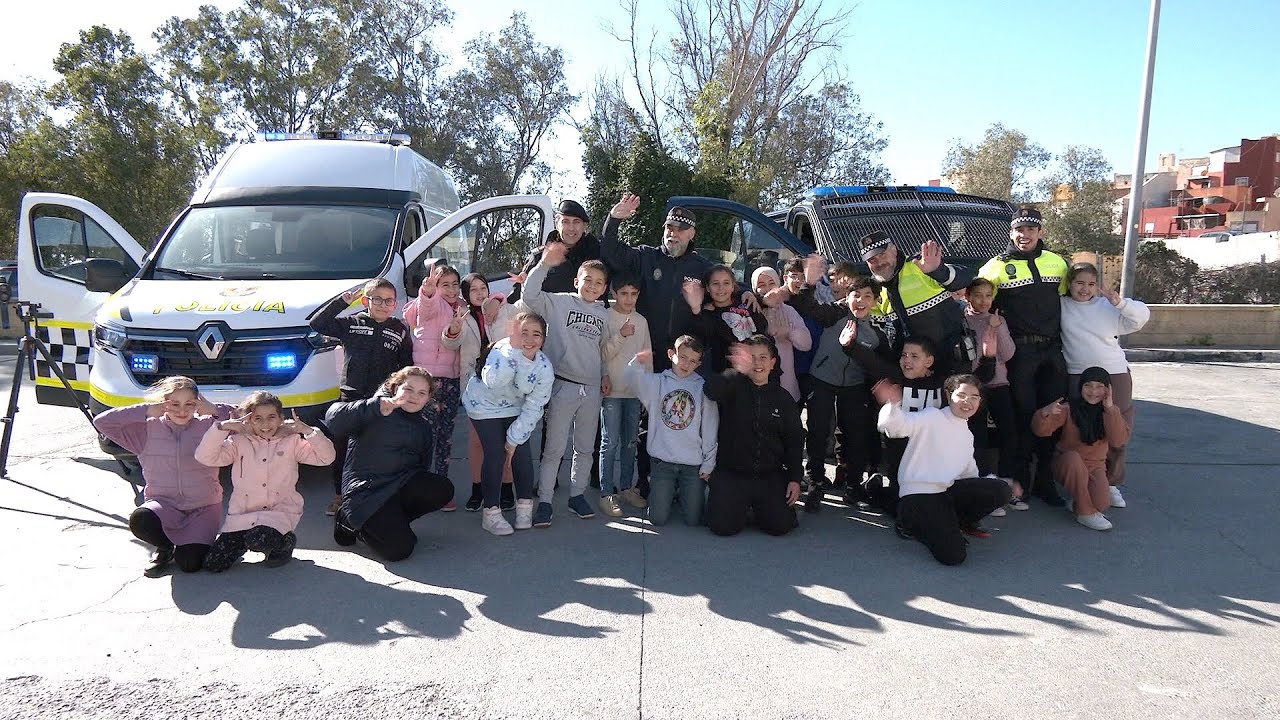 Alumnos del 'Reina Sofía' conocen la labor de la Policía en primera persona