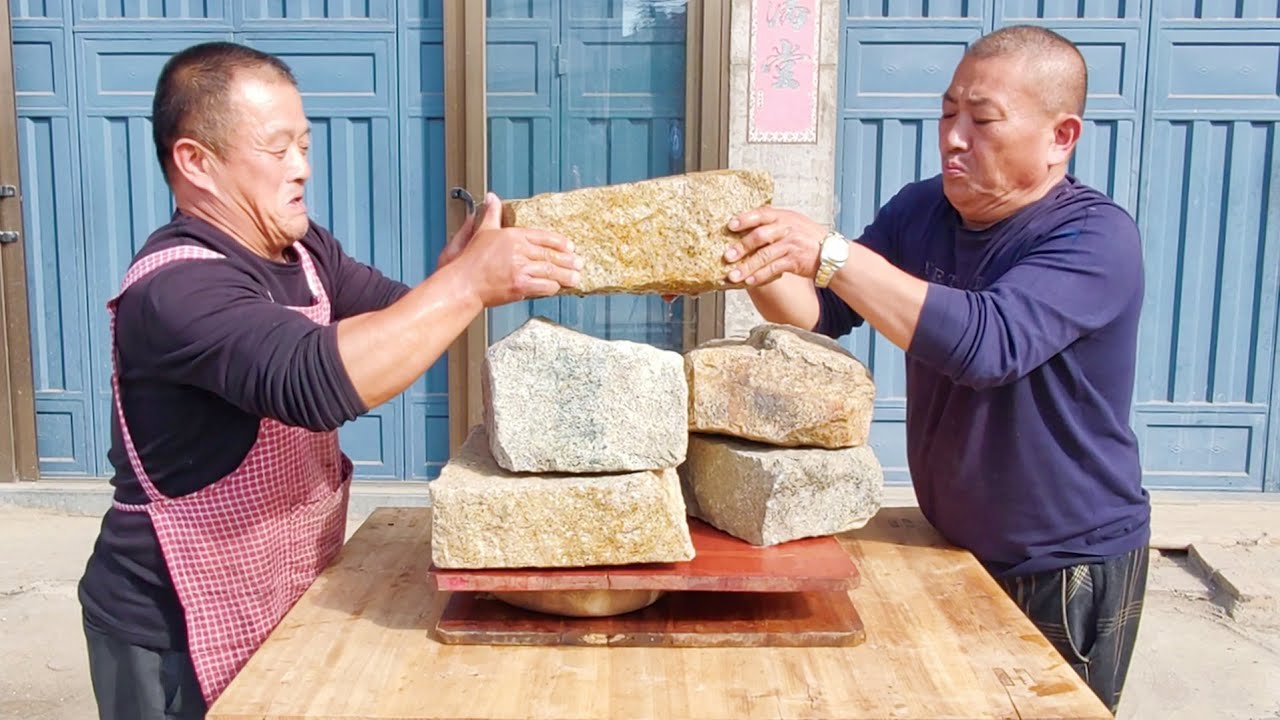 2個豬腿6個豬耳朵塞進豬肚裏，先鹵後壓壹晚上才成型，蘸醬越嚼越香