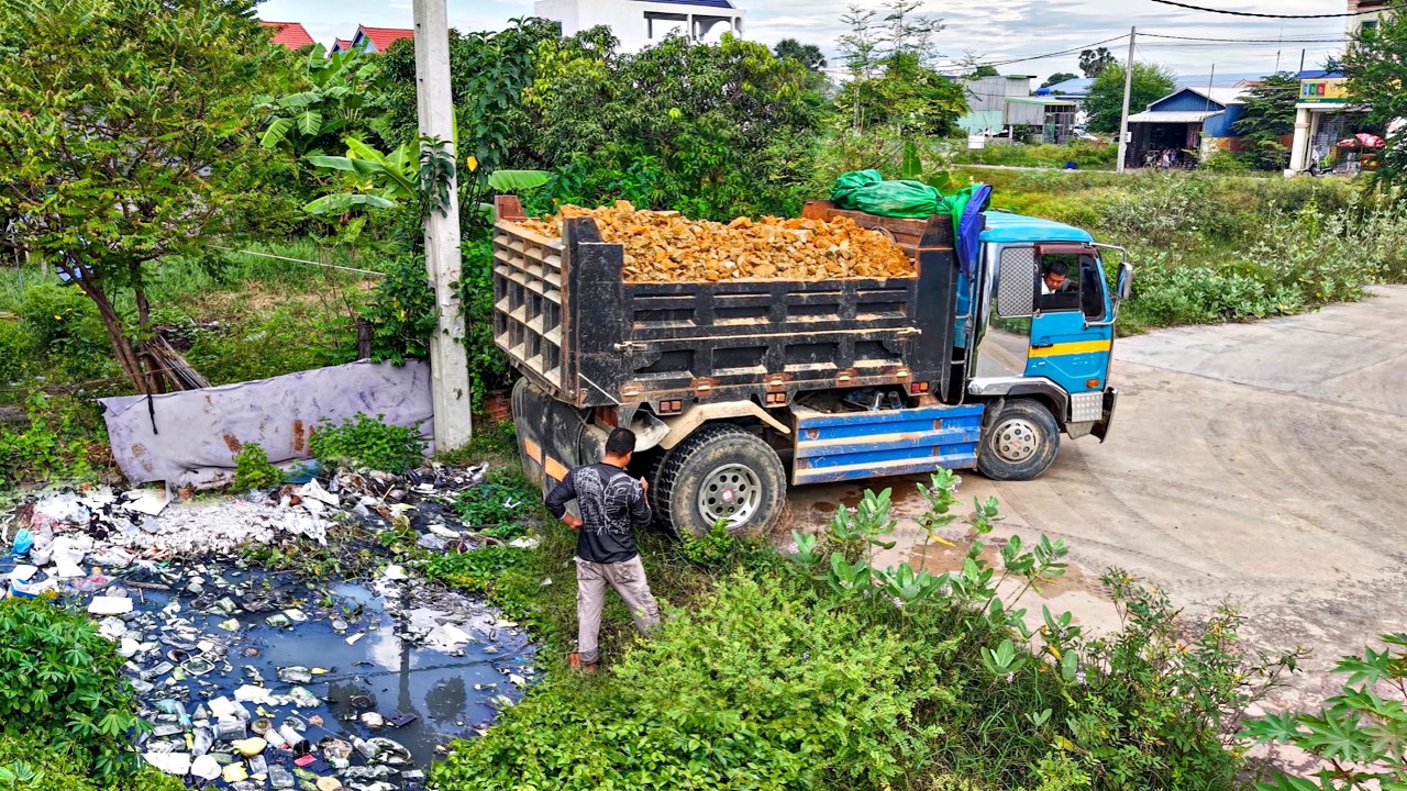 Complete 100% Filling Land By Bulldozer Komat'su D2OP Push soil with 5ton Trucks